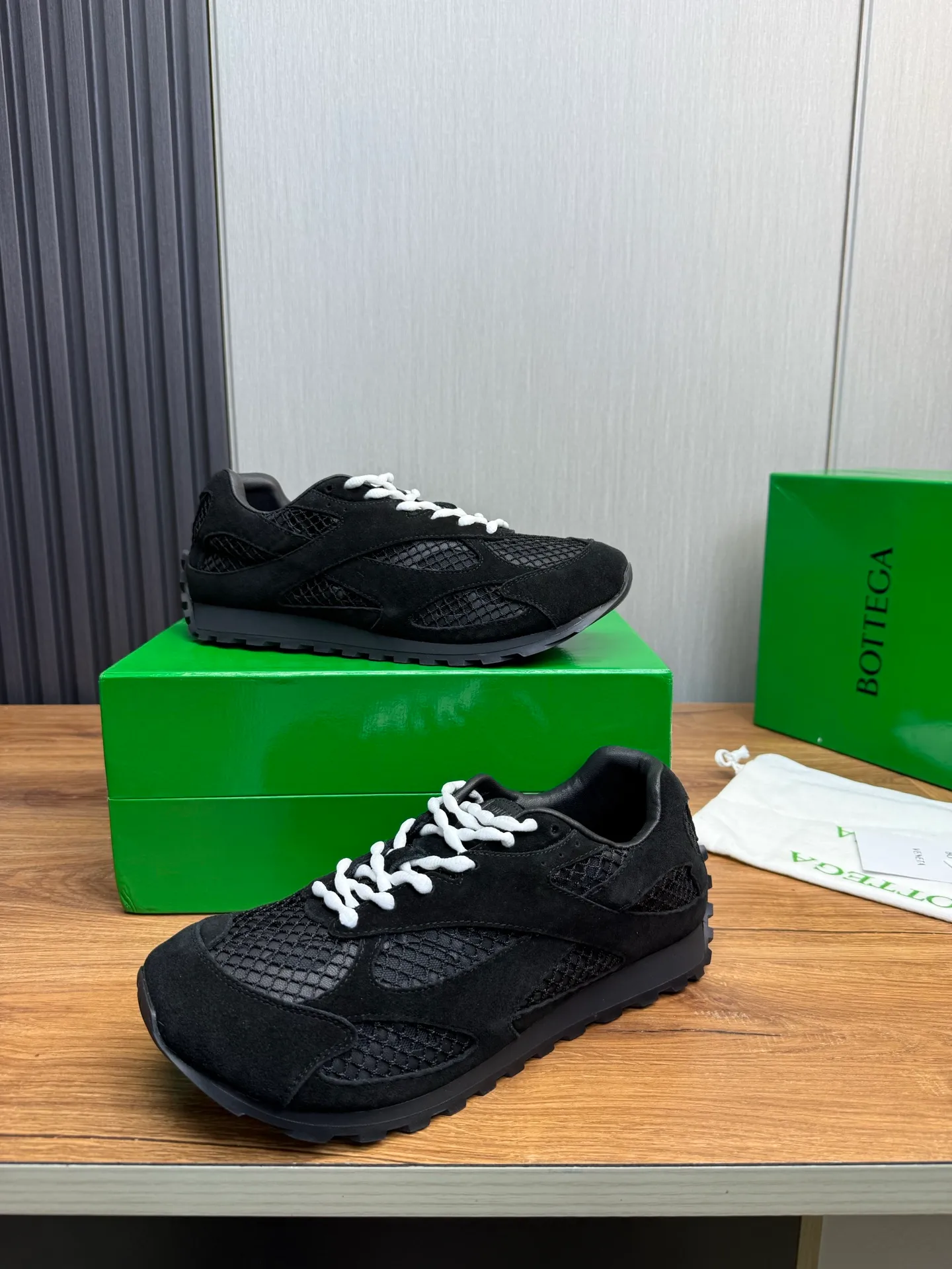Men's men's shoes 💰660💰Pili BV top version 𝘽𝙊𝙏𝙏𝙀𝙂𝘼 𝙑𝙀𝙉𝙀𝙏𝘼 Orbit sneakers Wang Yibo same style couple style dad shoes 🩷💚 Runner sneakers, made of lightweight technical mesh fabric. Features a geometric patterned rubber outsole. Pay attention to the package craftsmanship ❕ High version shipping ❗️ Very nice, durable to play with and durable to make ✔️ Standard version 💯💯 The outsole is made of color-blocked TPU outsole. Women’s model 35-41 (40 41 customized) Men’s model 39-46 (45.46 customized) Equipped with original packaging